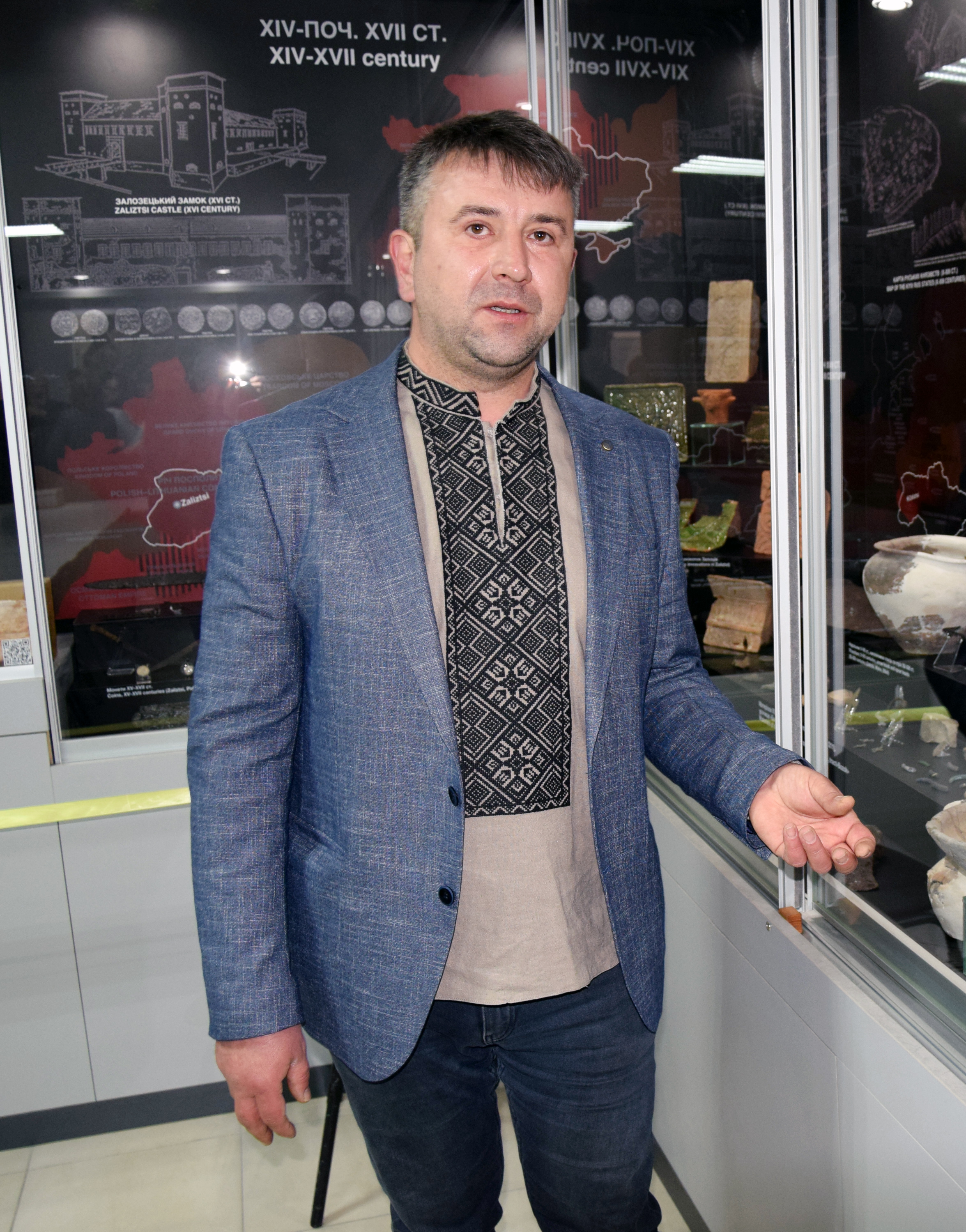 Директор Залозецького краєзнавчого музею Василь Ільчишин ознайомлює з новою археологічною експозицією& Фото автора